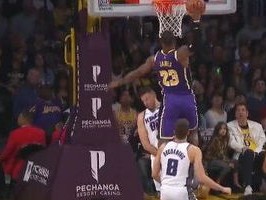 5775tv直播nba免费观看-在平塘，天气从来不是天气预报里那些整齐划一的符号，而是活的、有脾气的、会跟人说话的存在。我在这里住了三年，才慢慢学会听懂它的语言