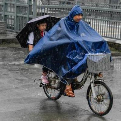 浙江多地拉响大暴雨红色预警,强降雨持续,民众需严加防范 浙江多地拉响大暴雨红色预警,强降雨持续,民众需严加防范